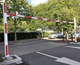 Height Restrictor with 90°Swivel action, Robust,Galvanised Steel, 5yrs Warranty. Width from 5 to 12m, Height from 1.9 to 4m Height