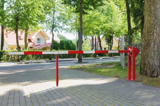 Manual Arm Barrier: 3-4MTRS Assist Gas Strut & Key Padlock Extending Universal Boom & Height Inc. Adjustable Support