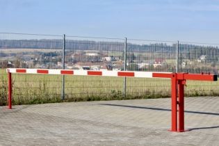 Compact Arm Barrier: Fixed Post Extended Reach Up To 7 Metres Manages Wider Entries & Secure Watch Video!