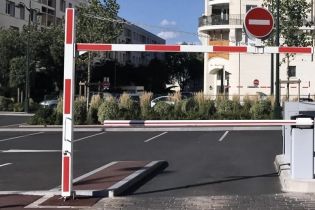 Height Restrictor Half Width with Swivel Operation & Single Posted – Ideal for Narrow Road Widths