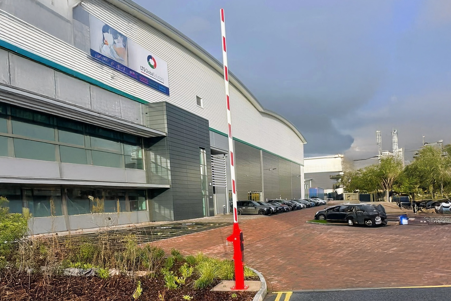 Effortless Lift Arm Barrier (2-7m) Twin Gas Struts & Lockable Secure, Popular & Great Value