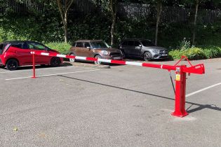 EASY LIFT Arm Barrier: Effortless Gas Strut Control 
Heavy Duty, 2-8 Metre Span for Secure Access