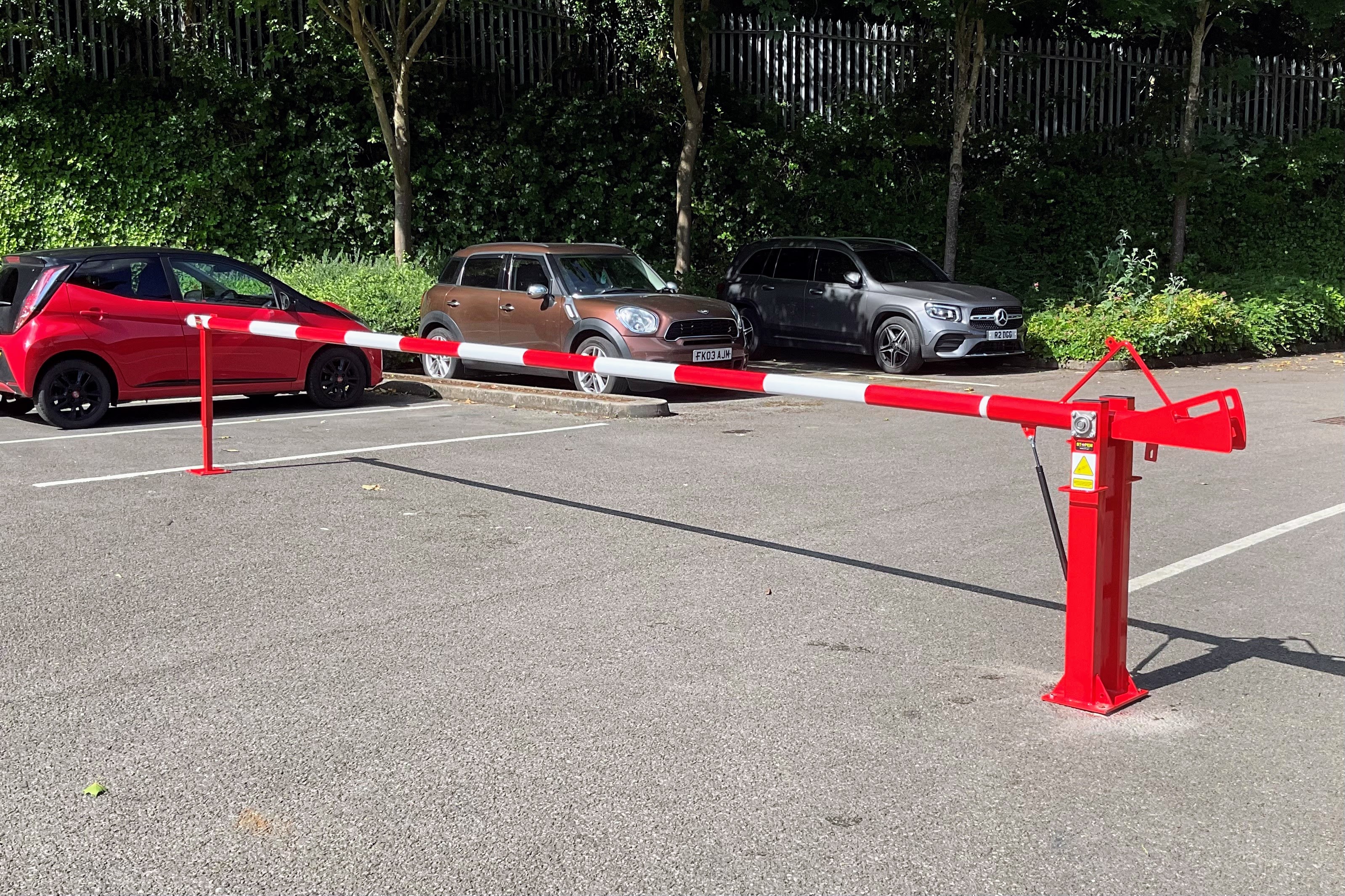 EASY LIFT Arm Barrier: Effortless Gas Strut Control 
Heavy Duty, 2-8 Metre Span for Secure Access