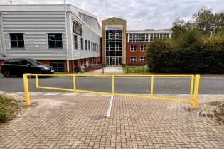 Manual Single Leaf Gate. Strengthening struts further enhance stability, preventing sagging over time.

